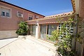 Groot landhuis met marmeren bedrijf en druivenplantage in Alicante Property