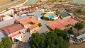 Groot landhuis met marmeren bedrijf en druivenplantage in Alicante Property