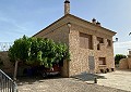 Enorme villa met 5 slaapkamers en 3 badkamers met stallen in Alicante Property