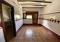 Enorme villa met 5 slaapkamers en 3 badkamers met stallen in Alicante Property