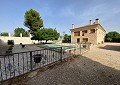 Enorme villa met 5 slaapkamers en 3 badkamers met stallen in Alicante Property