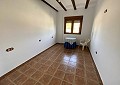 Enorme villa met 5 slaapkamers en 3 badkamers met stallen in Alicante Property