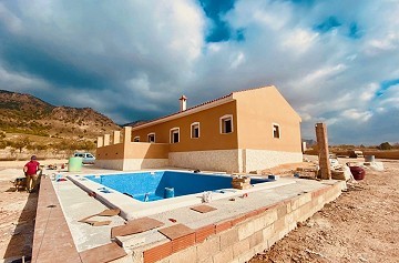 Villa de 3 chambres et 2 salles de bain avec piscine et garage