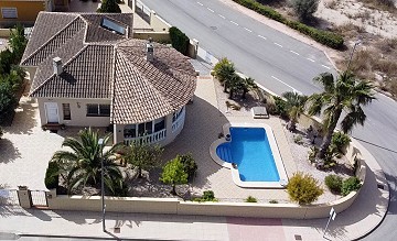 Villa mit 5 Schlafzimmern und 2 Bädern und Pool