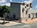 Amplia finca con piscina y cochera en Hondon de las Nieves in Alicante Property