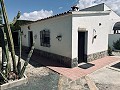 Amplia finca con piscina y cochera en Hondon de las Nieves in Alicante Property