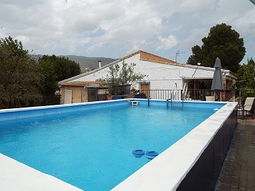 Villa avec 3 chambres, maison d'amis, piscine et garage