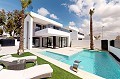 Stijlvolle villa met 3 slaapkamers en 4 badkamers met privézwembad, op 750 meter van het strand in Alicante Property