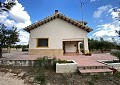 4-Schlafzimmer-Villa mit Pool, nur 500 Meter zu Fuß von der Stadt Sax entfernt in Alicante Property