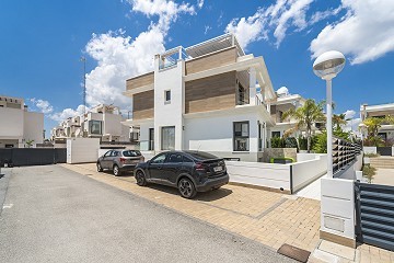 Mooie villa met 4 slaapkamers en 4 badkamers en gemeenschappelijk zwembad in Ciudad Quesada