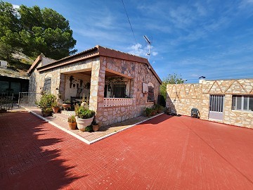 Villa de 3 dormitorios con vistas a la montaña y al castillo.