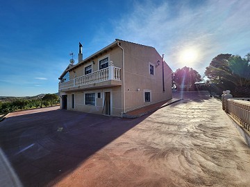 Wunderschöne Villa mit 3 Schlafzimmern und 2 Bädern und massivem Unterbau