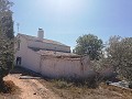 Maison de campagne de 2 chambres avec un très grand terrain in Alicante Property