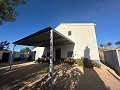 Maison de campagne de 2 chambres avec un très grand terrain in Alicante Property