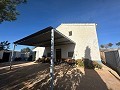 Maison de campagne de 2 chambres avec un très grand terrain in Alicante Property