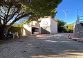 Villa mit 3 Schlafzimmern und 1 Bad in toller Lage mit Pool und Gästehaus auf 2 Etagen in Sax in Alicante Property