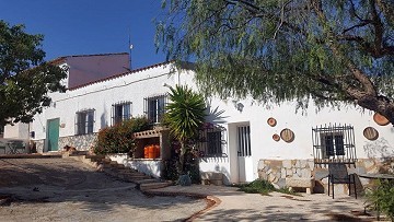 Maison De Campagne De 4/5 Chambres Comprenant Un Appartement D'invités Séparé Et Une Piscine