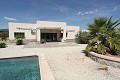 5 year old new build, with 3 bedrooms, 3 bathrooms, large pool and garage in Alicante Property