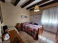 Maison de 4 chambres et 1 salle de bain avec piscine en balsa et terrain de taille raisonnable in Alicante Property