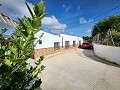 Casa de 4 dormitorios y 1 baño con piscina de balsa y parcela de tamaño razonable in Alicante Property