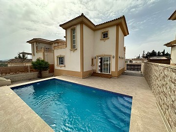 Incroyable villa de 3 chambres et 2 salles de bains à El Reloj Fortuna avec piscine privée